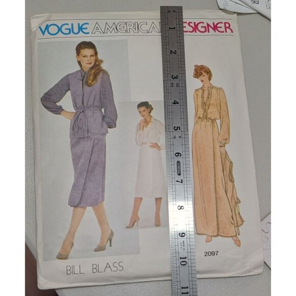 Vogue American Designer Bill Blass Pattern 2097 factory folds - Picture 8 of 10